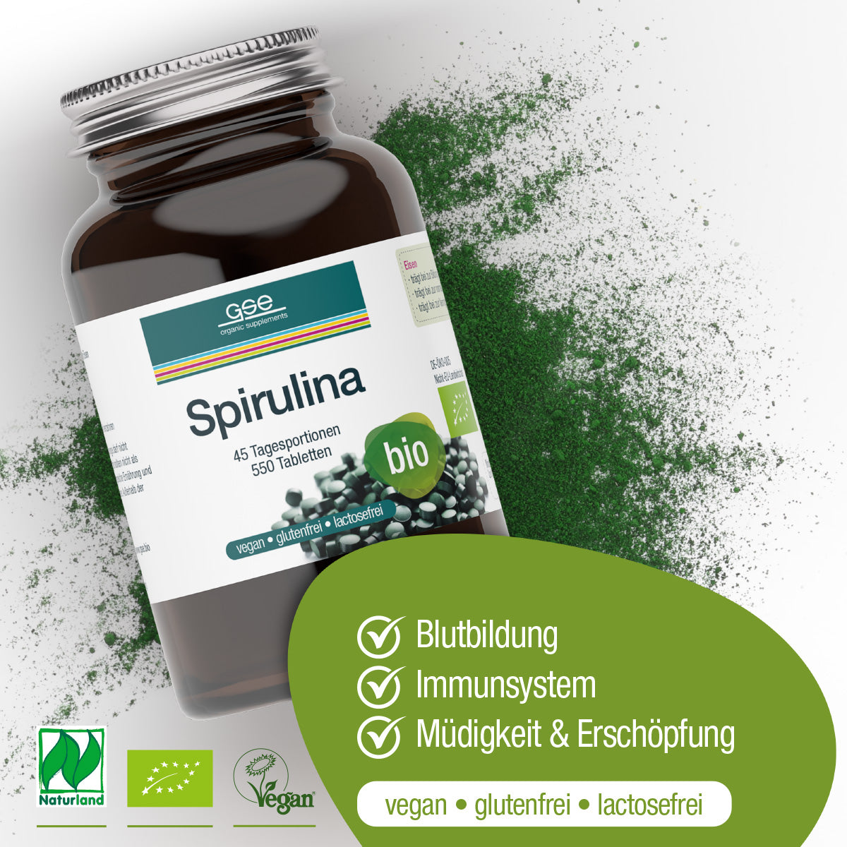 Eine Flasche Naturland Bio Spirulina (Tabletten) von gse.organic.supplements liegt auf einer weißen Fläche mit grünem Spirulina-Pulver. Dieses vegane, gluten- und laktosefreie Nahrungsergänzungsmittel ist reich an Eisen und unterstützt die Blutbildung, das Immunsystem und reduziert Müdigkeit.