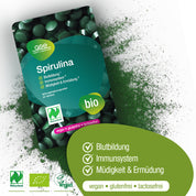 Eine Packung Naturland Bio Spirulina (Tabletten) von gse.organic.supplements enthält vegane, glutenfreie, laktosefreie grüne Tabletten, die die Blutbildung (Eisen), das Immunsystem und die Verringerung von Müdigkeit unterstützen, mit Streupulver und Symbolen, die die Vorteile hervorheben.
