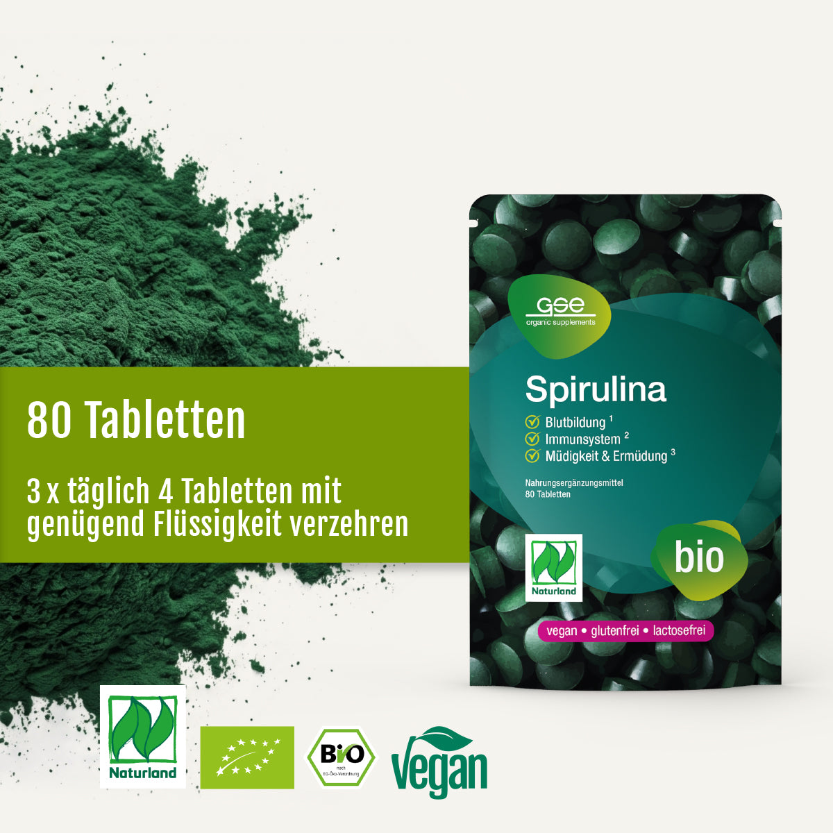 Verpackung von Naturland Bio-Spirulina-Tabletten von gse.organic.supplements mit grünem Pulver daneben. Text: „80 Tabletten, 3-mal täglich 4 Tabletten mit ausreichend Flüssigkeit einnehmen.“ Vegan- und Bio-Siegel sowie Hinweis auf den Eisengehalt sind sichtbar.