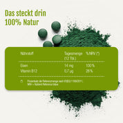 Naturland Bio-Spirulina-Tabletten von gse.organic.supplements, abgebildet auf grünem Pulver. Der Text nennt Eisen (14 mg, 100 % NRV) und Vitamin B12 (0,7 μg, 28 % NRV). Überschrift: „Das steckt drin 100 % Natur.“ – ein veganes Nahrungsergänzungsmittel.