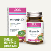 Eine Schachtel und eine Flasche gse.organic.supplements Vitamin D Compact (Bio) Tabletten, die als vegan, glutenfrei, laktosefrei und biologisch gekennzeichnet sind. Auf der Verpackung mit Bio-Pilzen ist eine grüne Plakette abgebildet: "Stiftung Warentest getestet 12/25".