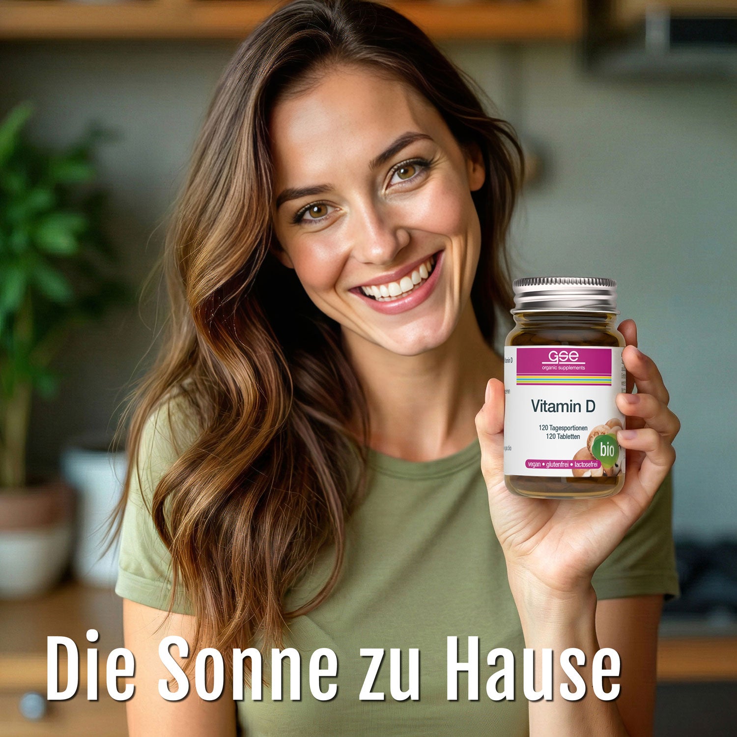Eine lächelnde Frau in einem grünen Hemd hält eine Flasche Vitamin D Compact (Bio) von gse.organic.supplements. Der Text darunter lautet "Die Sonne zu Hause". Die Szene spielt in einer hellen Küche.