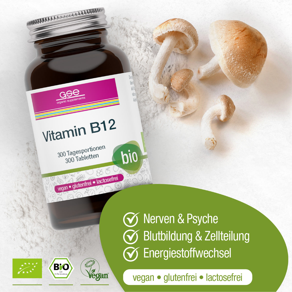 Eine Flasche gse.organic.supplements Vitamin B12 Compact (Bio) steht auf einer weißen Fläche neben drei braunen Shiitake-Pilzen. Diese vegane, glutenfreie und laktosefreie Formel unterstützt die Nerven, die Gesundheit des Blutes und die Energie.