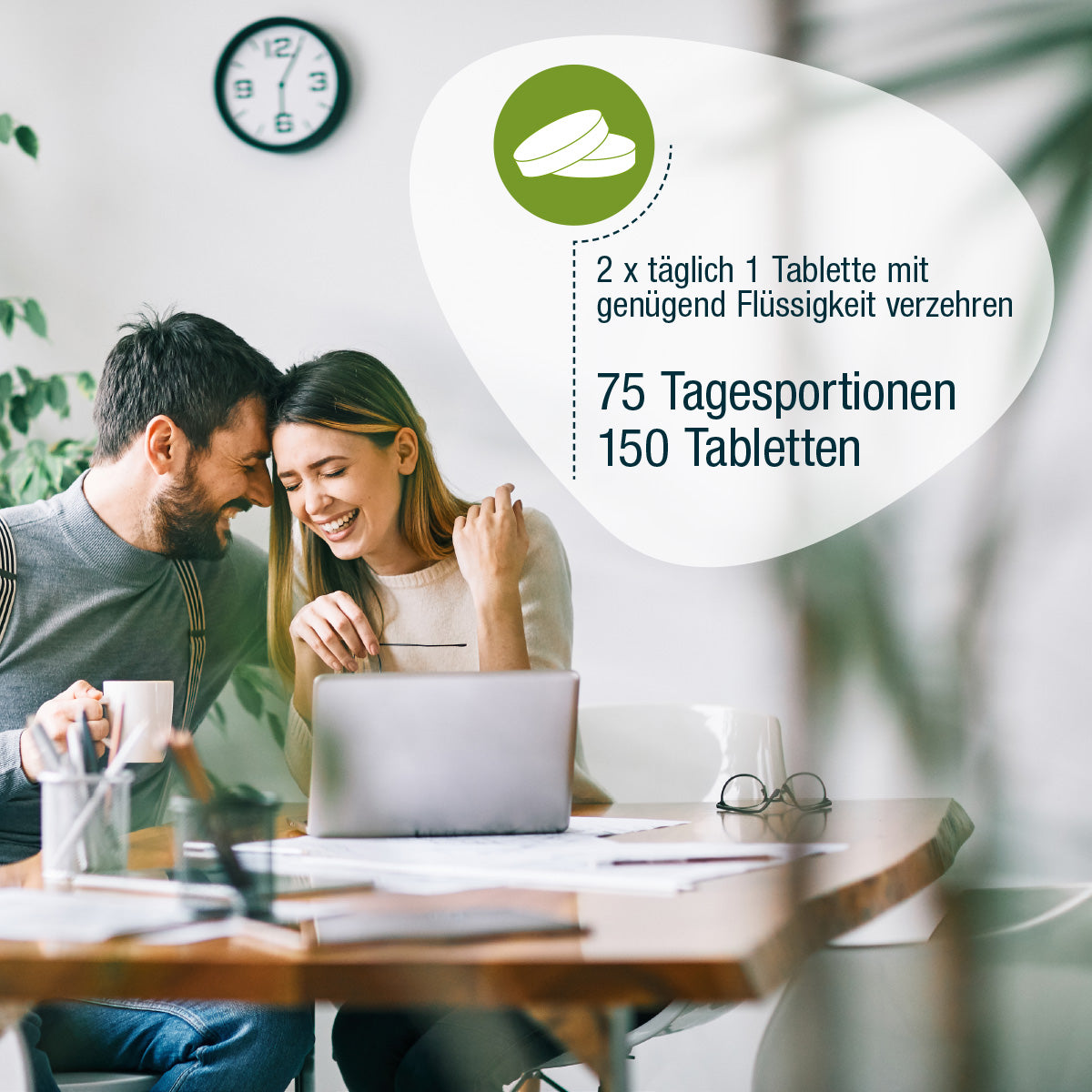 Ein Mann und eine Frau lächeln an einem Tisch mit einem Laptop und Papieren. Deutscher Text erklärt gse.organic.supplements Vitamin B-Komplex (Bio): Zweimal täglich 1 Tablette mit Wasser einnehmen, 75 Portionen, 150 B-Vitamin-Tabletten.