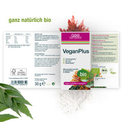 Ein Produktetikett für VeganPlus (Bio) von gse.organic.supplements zeigt grünen Text, Angaben zu den Inhaltsstoffen, Zertifizierungslogos, Kräuter, Pulver und den Satz "ganz natürlich bio" in grüner Schrift am oberen Rand für dieses vegane bio-zertifizierte Ergänzungsmittel.
