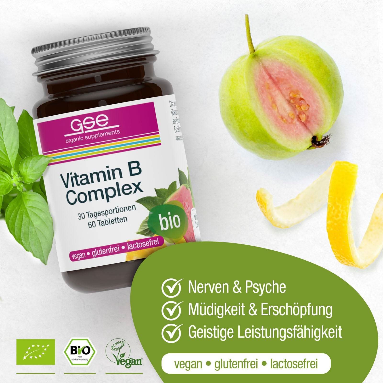 Eine Flasche Vitamin-B-Komplex-Tabletten (Bio) von gse.organic.supplements steht neben einer halbierten Guave und Basilikumblättern. Das grüne Etikett wirbt für die positive Wirkung auf Nerven, Energie und geistige Leistungsfähigkeit. Symbole zeigen an, dass das Produkt vegan sowie gluten- und laktosefrei ist.