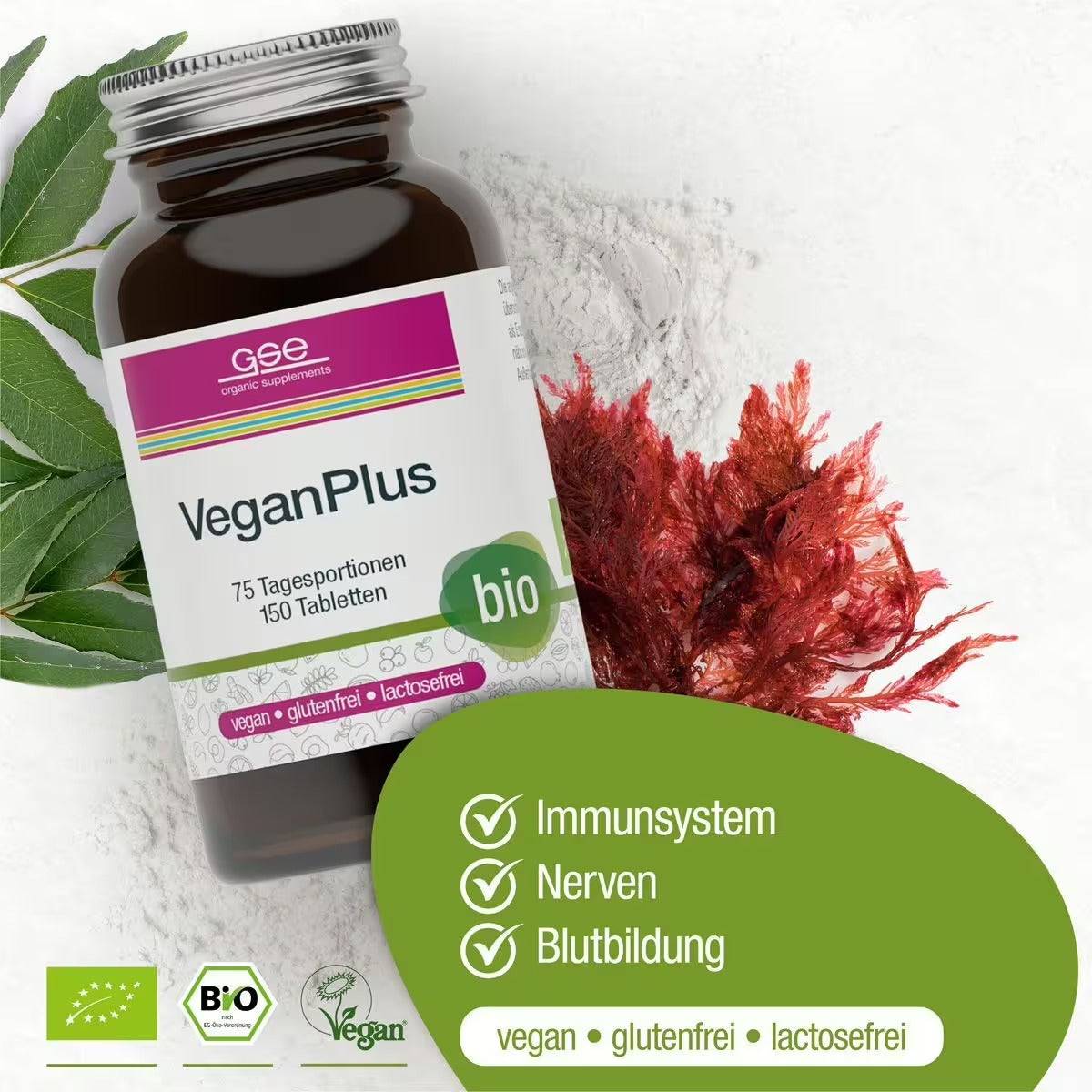 Eine Flasche mit gse.organic.supplements VeganPlus (Bio) Tabletten liegt auf einer weißen Fläche mit grünen Blättern und roten Algen und trägt ein grünes Etikett für Mikronährstoffe zur Unterstützung von Immunsystem, Nerven und Blut. Vegan, glutenfrei, laktosefrei – ideal für die vegane Ernährung.