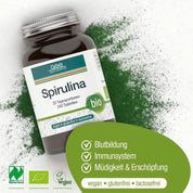 Eine Flasche Naturland Bio Spirulina (Tabletten) von gse.organic.supplements steht auf einem weißen Untergrund mit grünem Spirulina-Pulver. Symbole heben die Vorteile für Blut (Eisen), Immununterstützung und Müdigkeitslinderung hervor. Die Etiketten zeigen, dass das Produkt vegan, gluten- und laktosefrei ist.