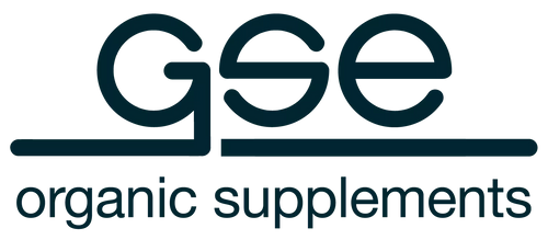 Logo für GSE-Bio-Nahrungsergänzungsmittel mit den Buchstaben GSE über einer horizontalen Linie und den Worten „Bio-Nahrungsergänzungsmittel“ darunter.